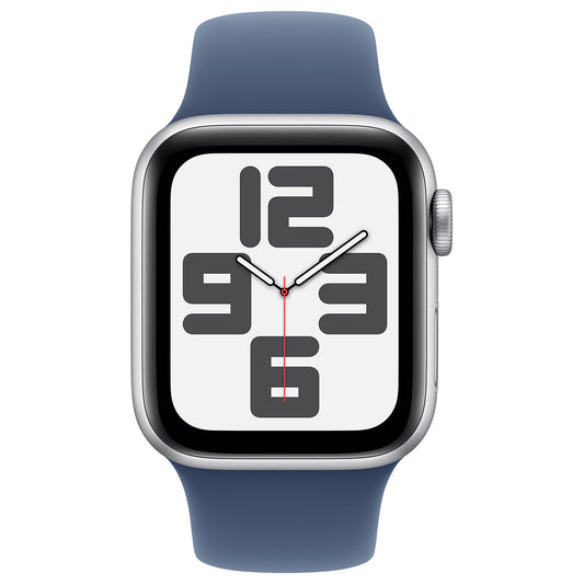 Apple Watch SE GPS بهيكل ألمنيوم فضي وحزام Denim Sport Band على خلفية بيضاء