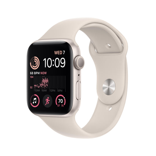 Apple Watch SE الجيل الثاني GPS 44mm Starlight مع سوار رياضي على خلفية بيضاء