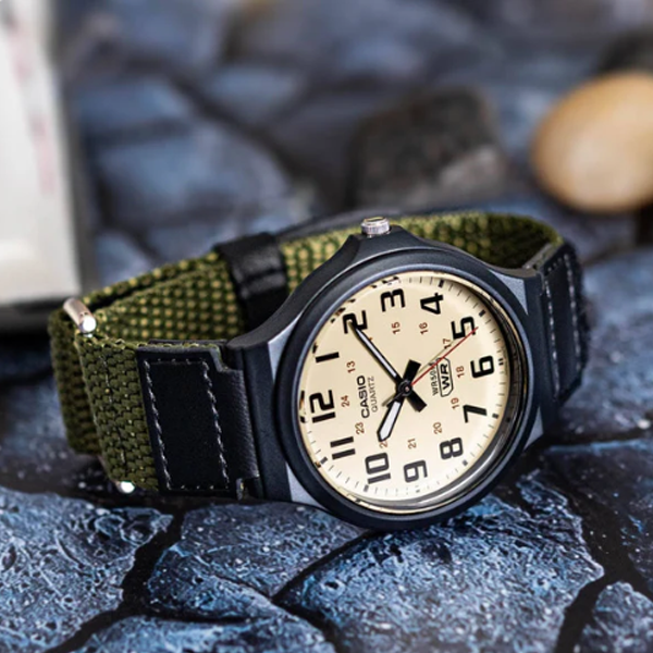 ساعة كاسيو الرجالية بـ حزام أخضر و مينا بيج مقاومة للماء 50 متر - موديل CASIO MW-240B-3B ساعة كاسيو الرجالية بـ حزام أخضر و مينا بيج مقاومة للماء 50 متر - موديل CASIO MW-240B-3B