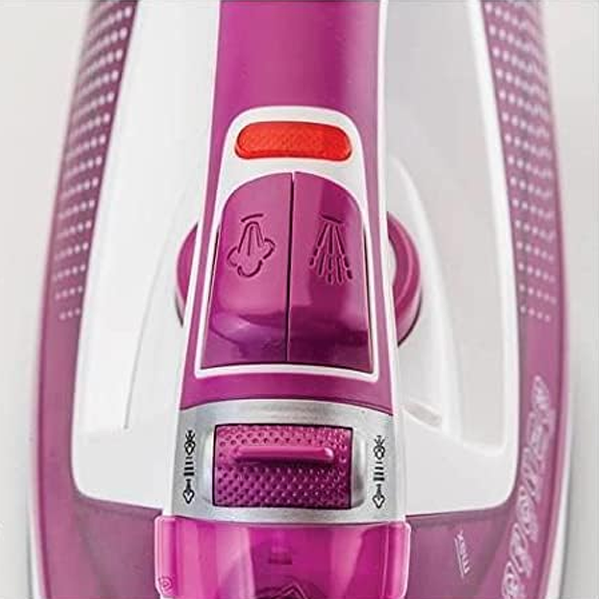 مكوى بخار بقاعدة سيراميك مع خاصية الإغلاق التلقائي قوة 2400 واط من Black & Decker مكوى بخار بقاعدة سيراميك مع خاصية الإغلاق التلقائي قوة 2400 واط من Black & Decker