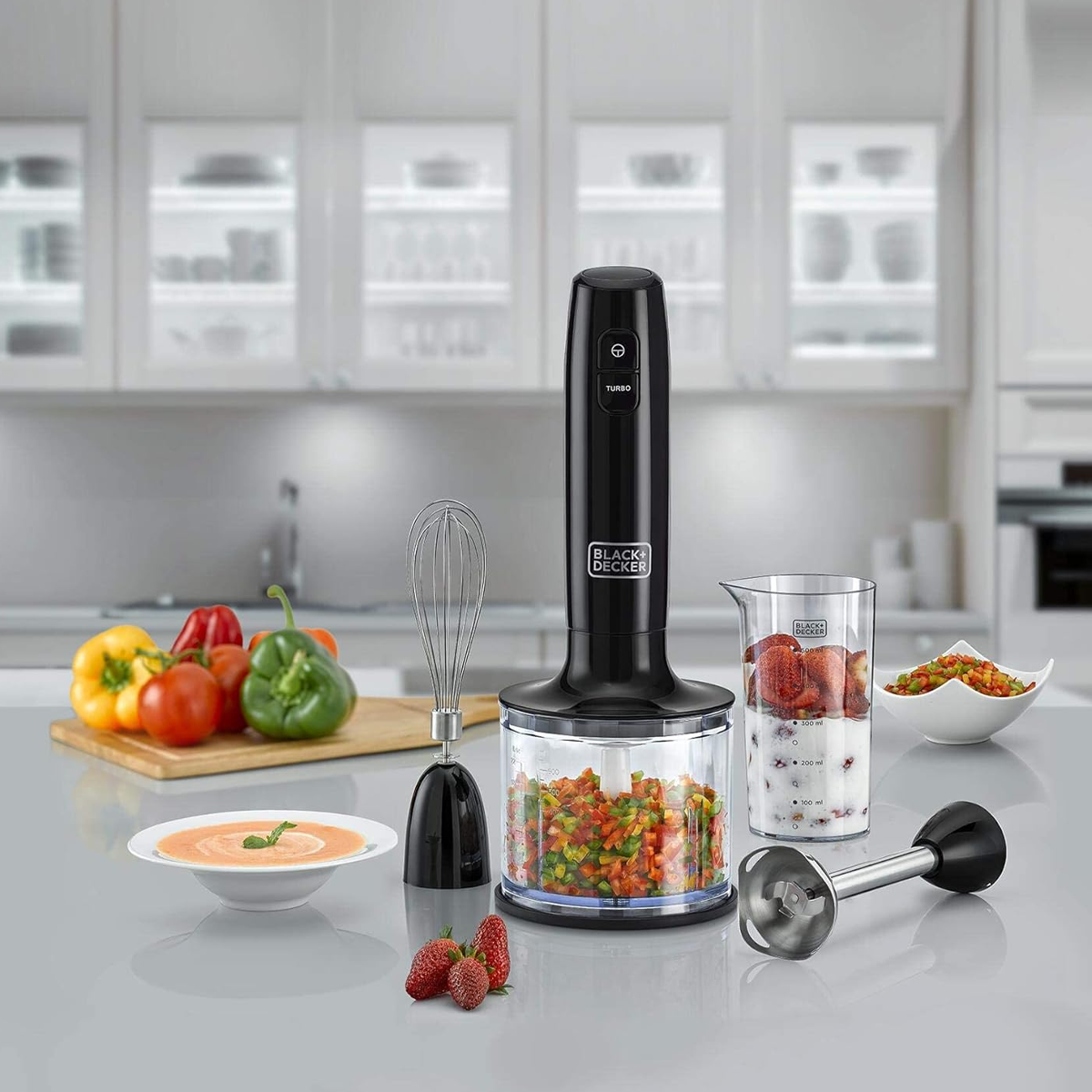 خلاط يدوي 3 بـ 1 مع خفاقة وقطاعة من الستانلس ستيل قوة 600 واط من Black & Decker خلاط يدوي 3 بـ 1 مع خفاقة وقطاعة من الستانلس ستيل قوة 600 واط من Black & Decker