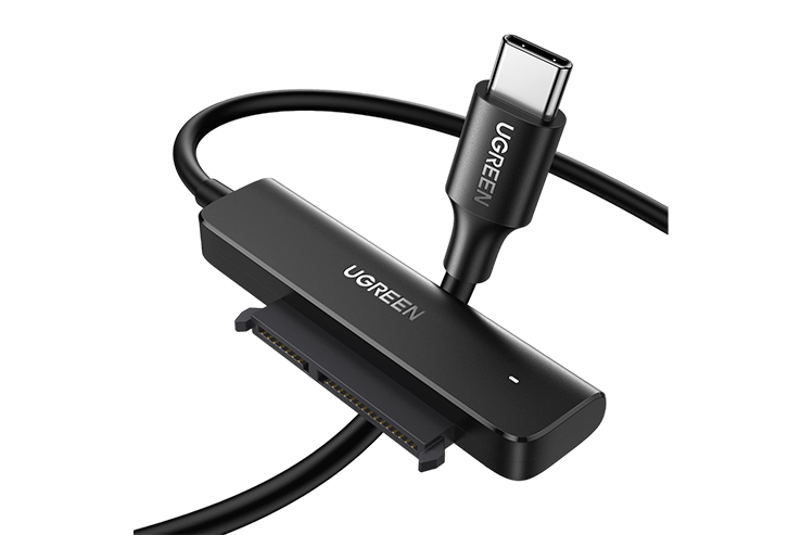 محول USB-C إلى SATA لأقراص 2.5 بوصة UGREEN 70610 بخلفية بيضاء